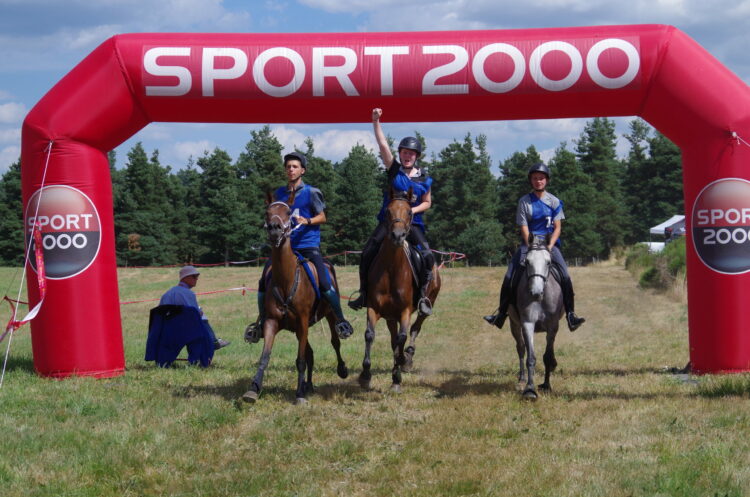 arrivée cavaliers au championnat des juniors 90km Aumont Aubrac